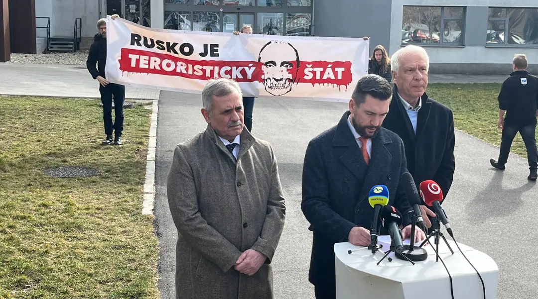 Aktivisti stoja s transparentom za poslancami.