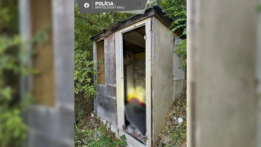 V domčeku Pri Bielom kríži v Bratislave našli mŕtveho muža.