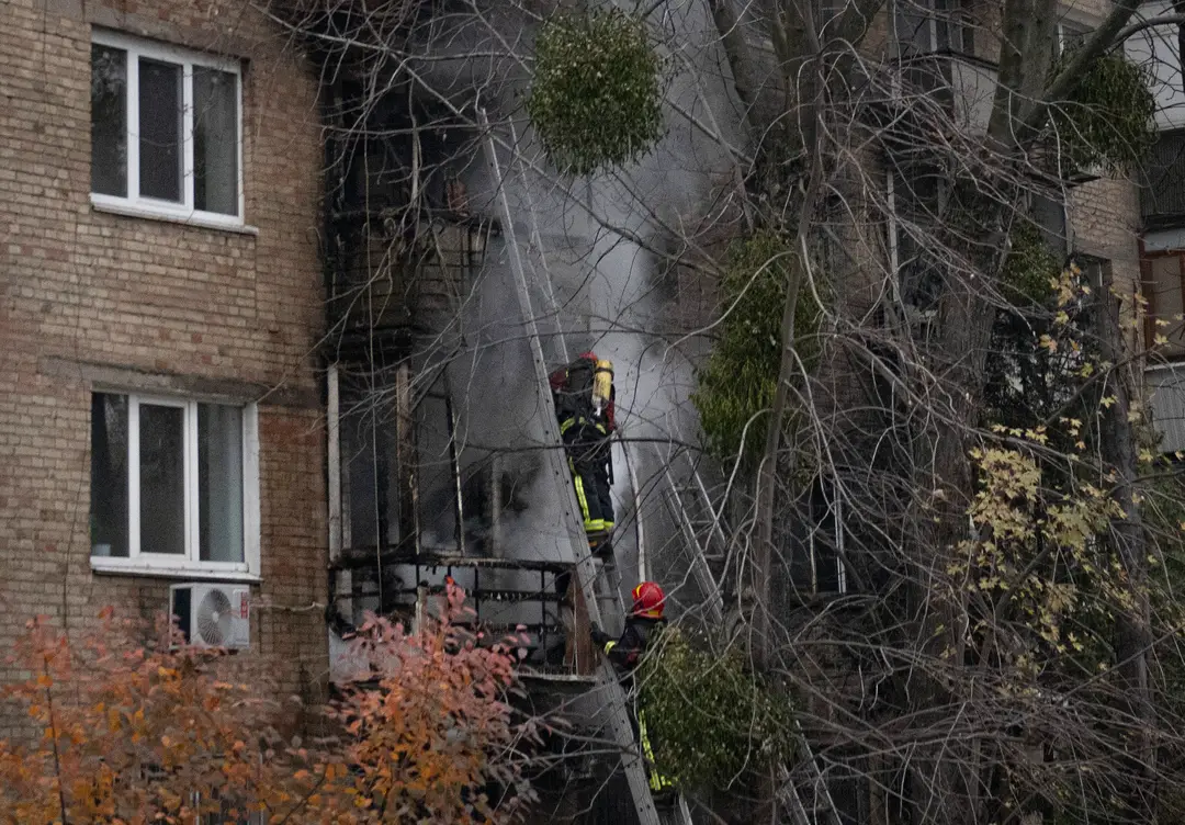 Horiaca bytovka v Kyjeve po bombardovaní.