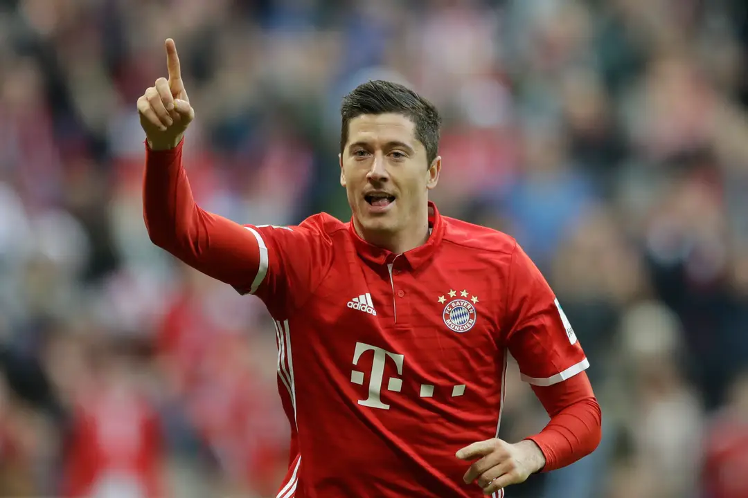 Robert Lewandowski oslavuje svoj gól do siete Wolfsburgu.
