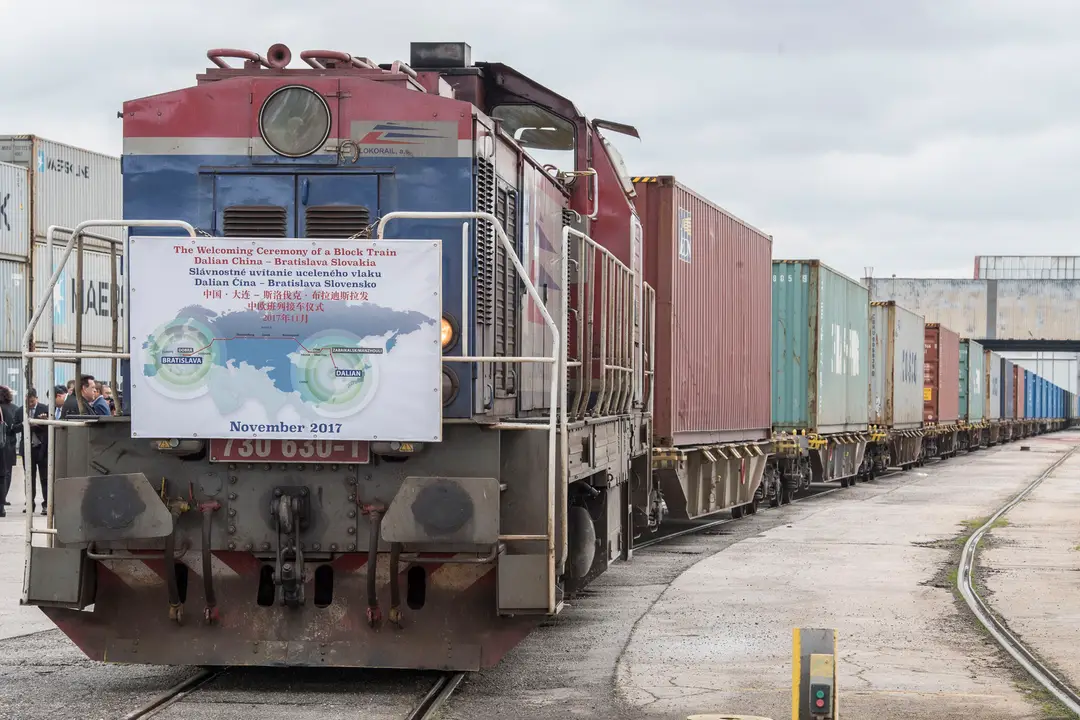 Zľava splnomocnenkyňa Vlády SR pre iniciatívu „One Belt One Road” Dana Meager, veľvyslanec Čínskej ľudovej republiky v SR Lin Li