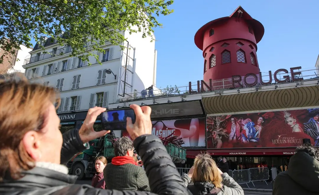 Kabaret Moulin Rouge prišiel o krídla.
