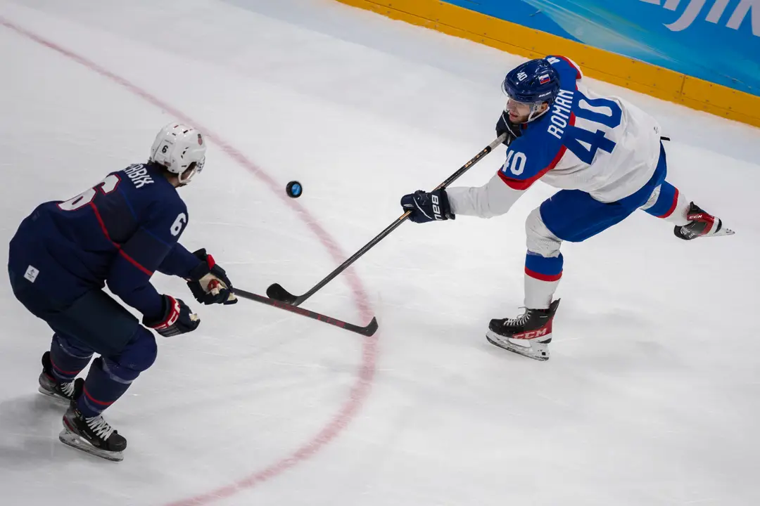 Zľava Američan Nick Perbix a Miloš Roman vo štvrťfinále ZOH 2022.