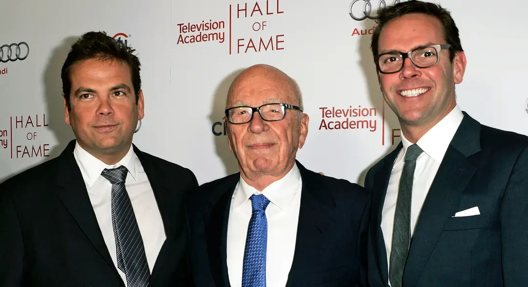 Rupert Murdoch (v strede) a jeho synovia Lachlan (vľavo) a James (vpravo).