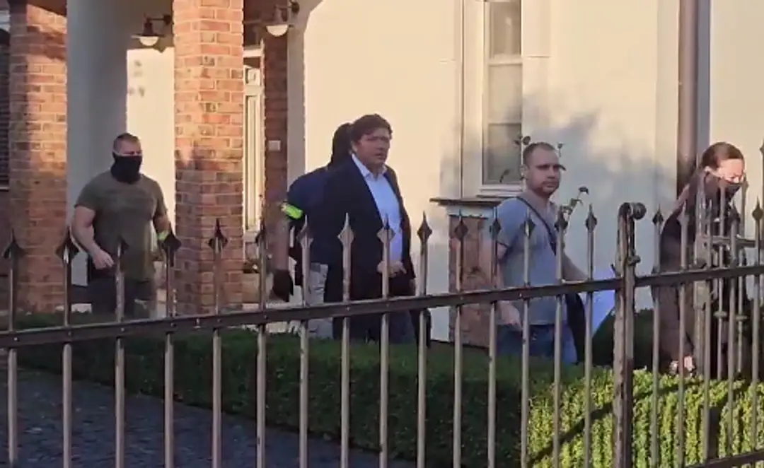 Elitní policajti zasahujú v dome bývalého šéfa inšpektorátu práce v Nitre Róberta Bullu.