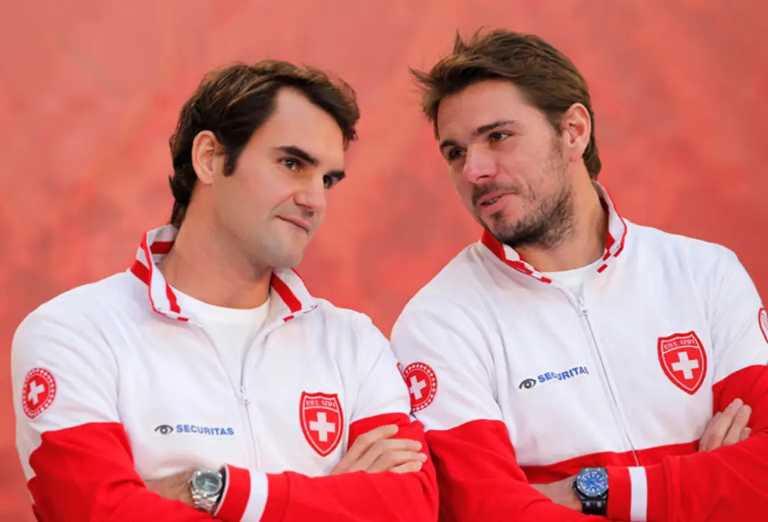 Švajčiarski tenisti Stanislas Wawrinka (vpravo) a Roger Federer pri žrebe DC v Lille.