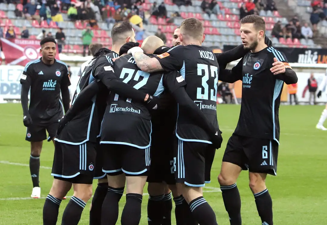 Futbalisti Slovana sa tešia po strelení gólu v 17. kole Niké ligy v Podbrezovej.