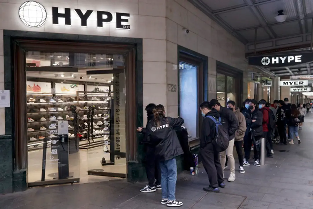 Zakazníci čakajú na otvorenie obchodu v Sydney po skončení lockdownu.