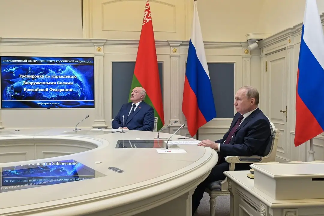 Alexander Lukašenko a Vladimir Putin na archívnej snímke z februára 2022 sleduju spoločné vojenské manévre Ruska a Bieloruska.
