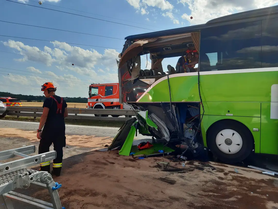 Jeden z autobusov po zrážke na D2 pri Brne.