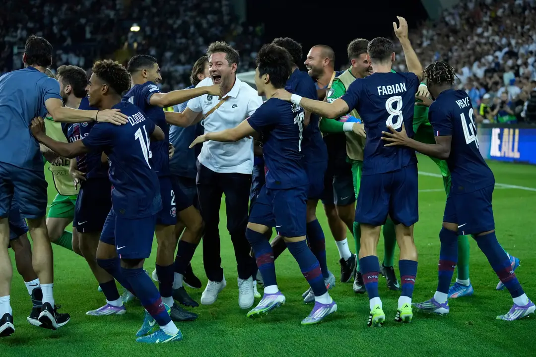 Futbalisti PSG oslavujú zisk Superpohára UEFA.