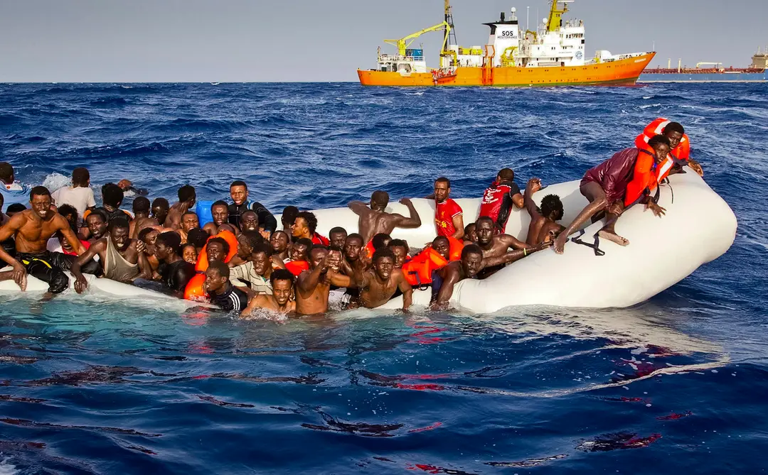 Africkí migranti na nafukovacom člne.