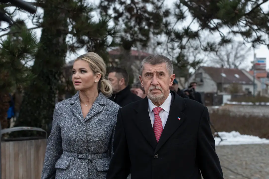 Český prezidentský kandidát Andrej Babiš a jeho manželka Monika odchádzajú z volebnej miestnosti na obecnom úrade v českej obci Průhonice
