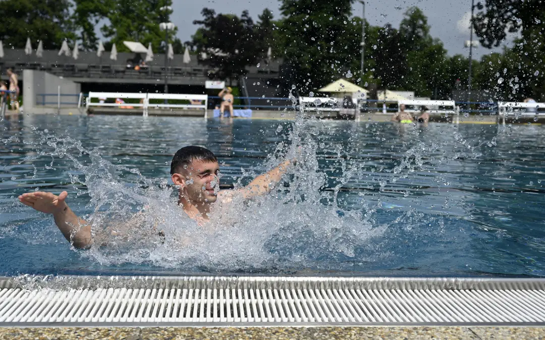 Na snímke ľudia sa kúpu na kúpalisku v Košiciach.
