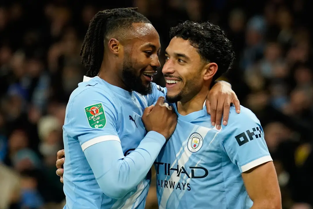 Hráč Manchesteru City Omar Marmoush (vpravo) oslavuje so spoluhráčom Antoineom Semenyom