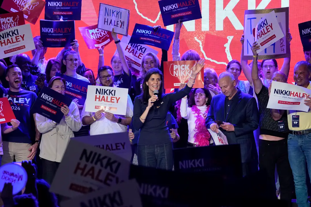 Nikki Haleyová máva v meste Forth Worth počas supervolebného utorka. 
