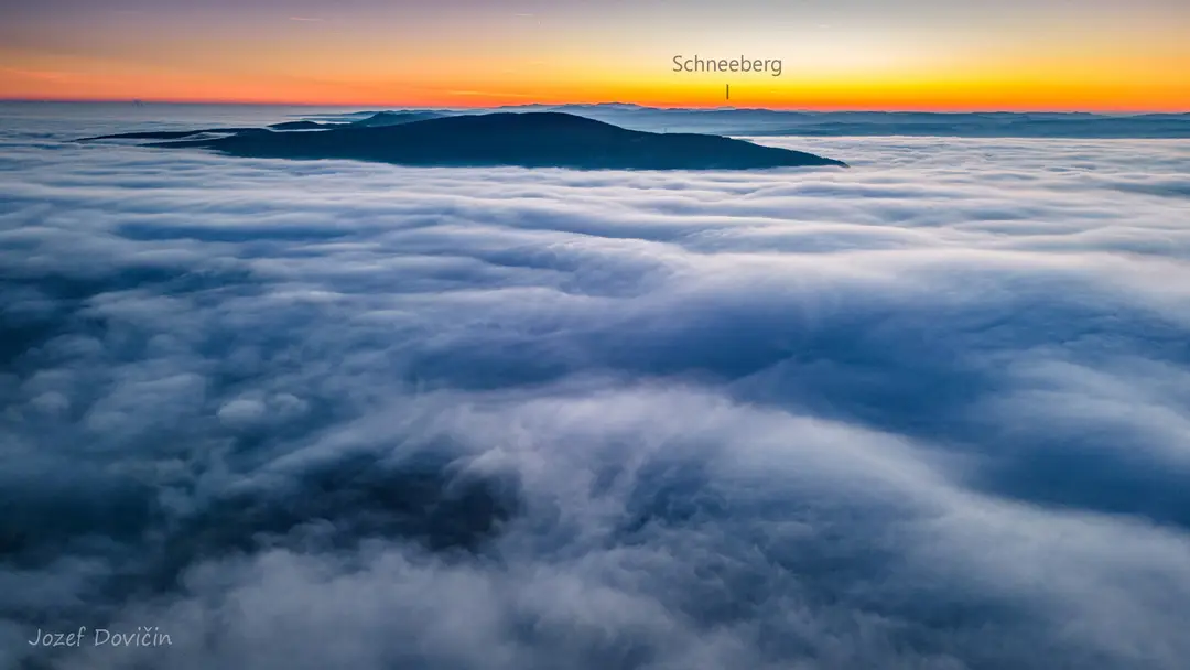 Alpský vrch Schneeberg na fotografii z Dolného Srnia.