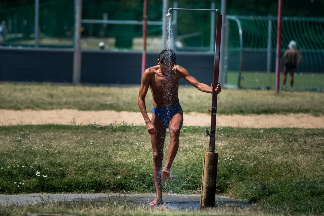 Na snímke muž sa ochladzuje na kúpalisku Kuchajda počas letných horúčav v Bratislave