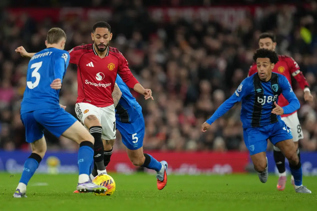 Hráč Adrien Truffert z Bournemouthu a Matheus Cunha z Manchestru United