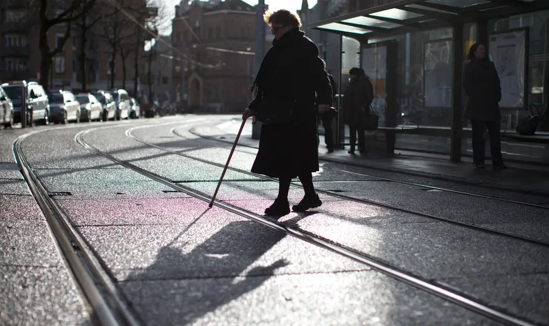Chodkyňa prechádza po zľadovatenej električkovej trati