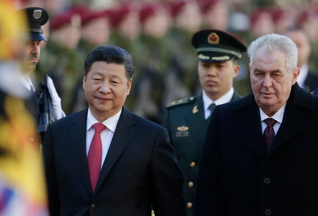 Čínsky prezident Si Ťin-pching (vľavo) a český prezident Miloš Zeman počas uvítacej ceremónie na Pražskom hrade.