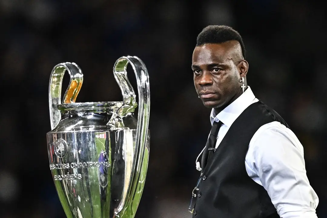 Mario Balotelli vedľa trofeje Ligy majstrov, ktorú v roku 2010 vyhral s Interom Miláno.