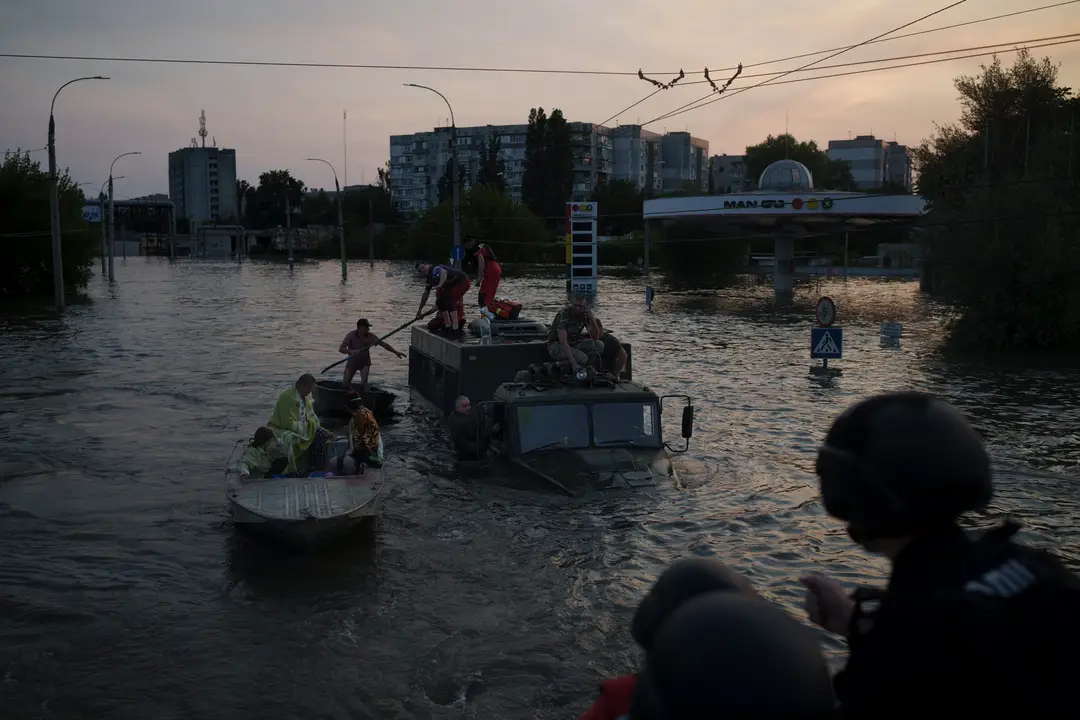 Ľudia v člen opúšťajú svoje domovy po tom, ako Rusi vyhodili do vzduchu Kachovskú priehradu.