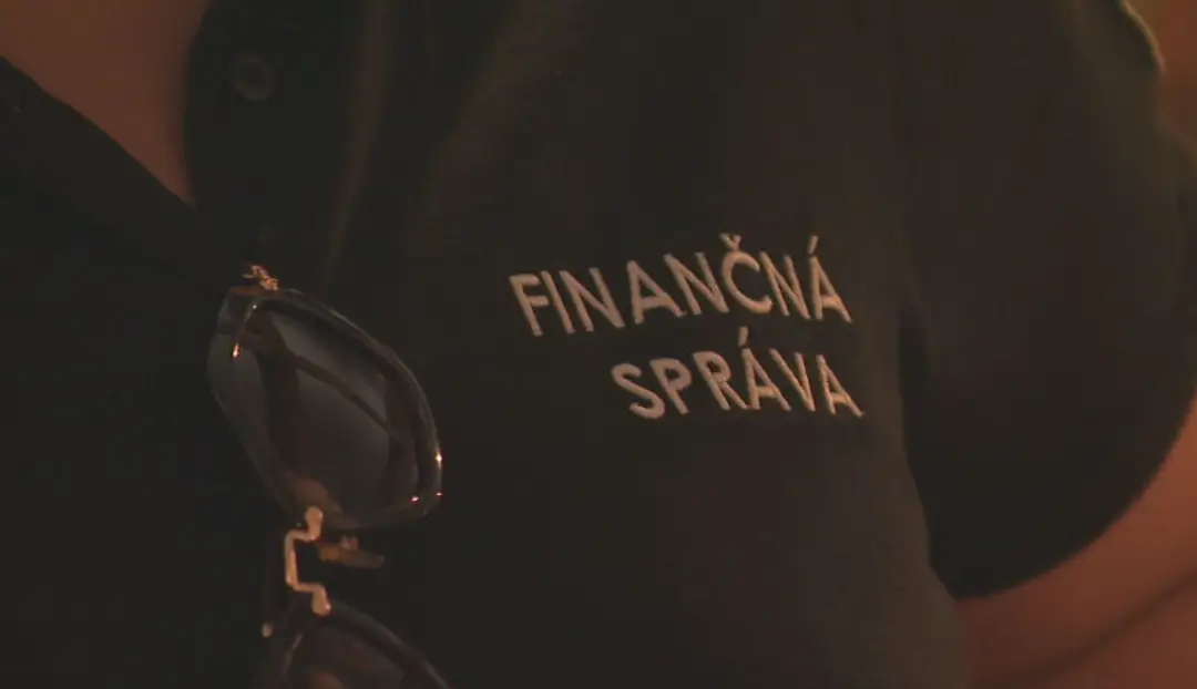 Na fotografii je tričko s nápisom Finančná správa.