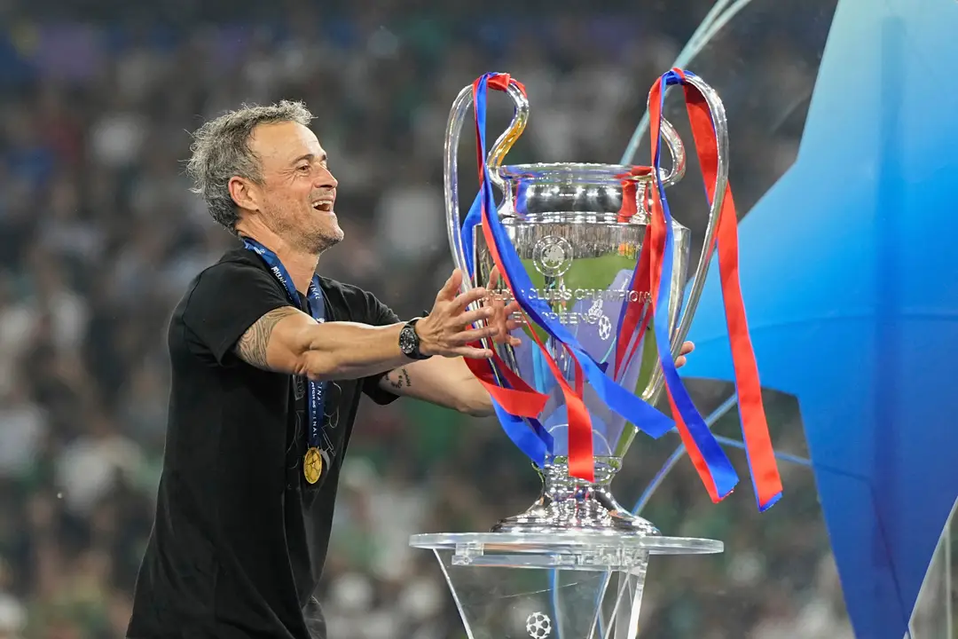Tréner Paríža St. Germain Luis Enrique sa dotýka trofeje po triumfe vo finále Ligy majstrov.