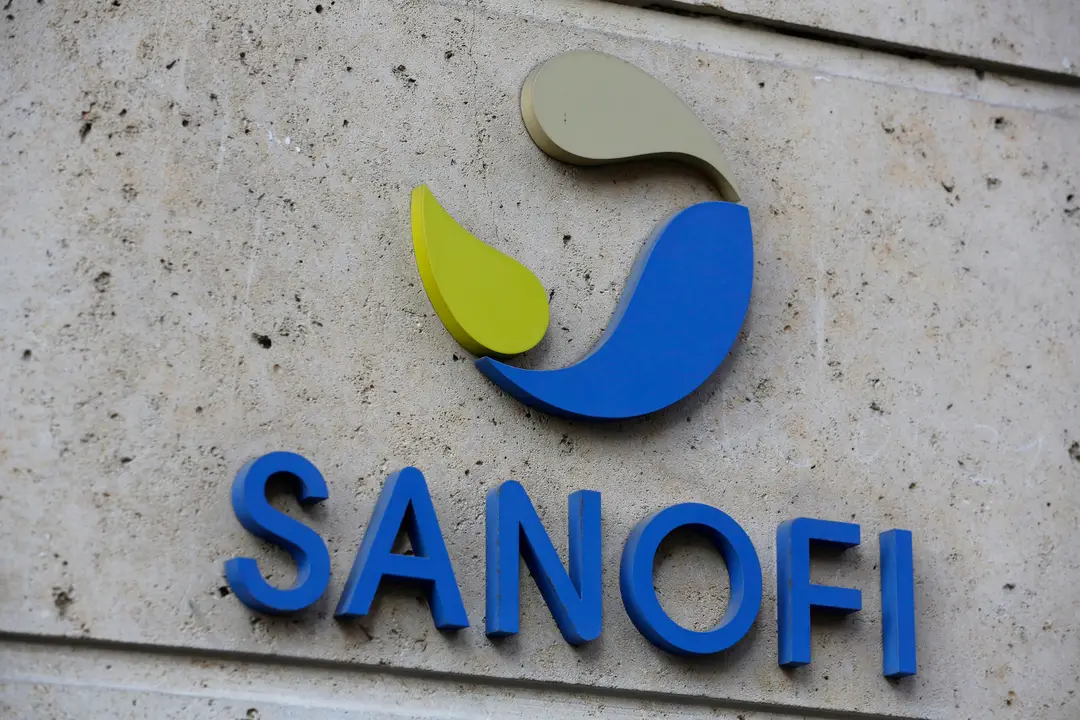 Logo francúzskej farmaceutickej spoločnosti Sanofi na budove sídla v Paríži.
