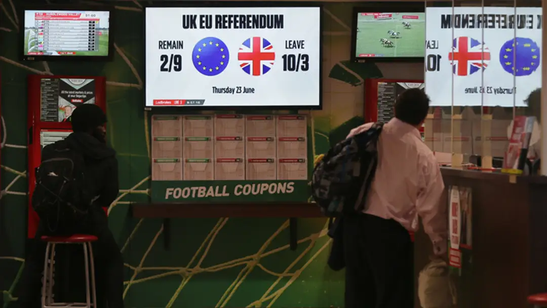 Kurzy výsledku referenda o členstve Británie v EÚ v jednej zo stávkových kancelárií v Londýne.