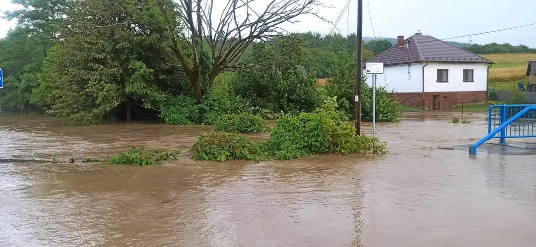 Voda z potoka zaplavila hlavnú cestu i pivnice.