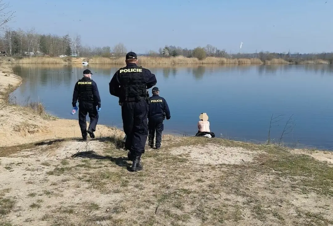 Polícia upozorňovala nudistov na nosenie rúšok