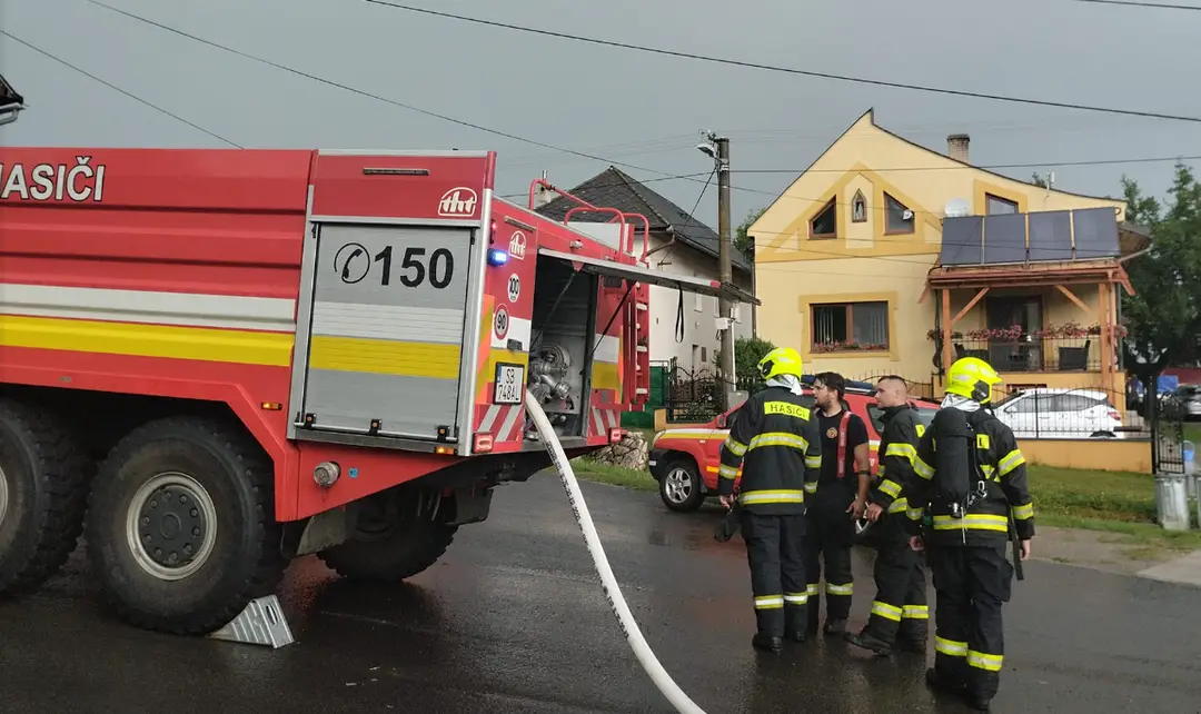 Hasiči zasahujú pri požiari stodoly v obci Brezovička, 