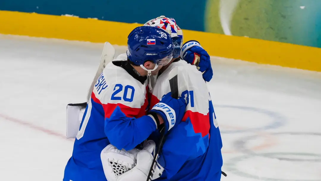 Juraj Slafkovský (vľavo) a Samuel Hlavaj