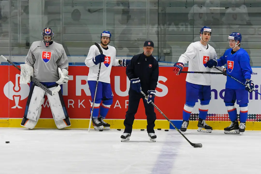 Zľava Stanislav Škorvánek, Viliam Čacho, asistent trénera Róbert Petrovický, Juraj Slafkovský a František Gajdoš počas tréningu na MS 2024.