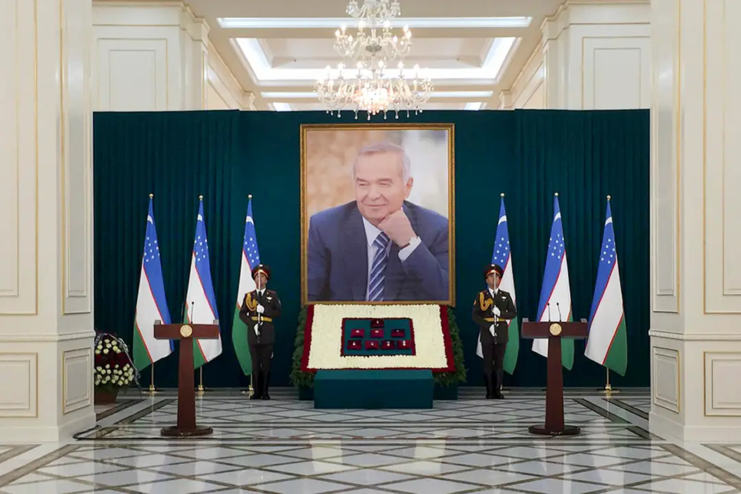 Čestná stráž stojí pri portréte zosnulého uzbeckého prezidenta