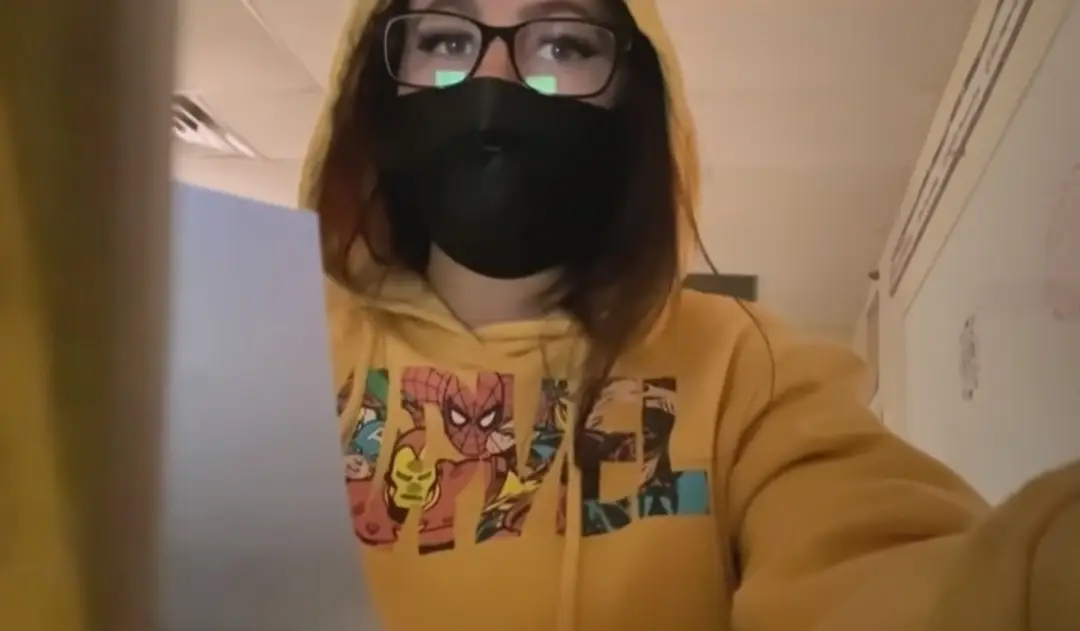 Casey Garciová zamaskovaná ako tínedžerka.