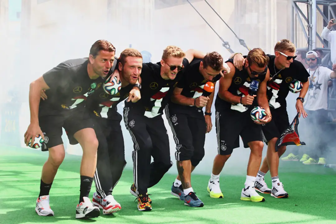 Roman Weidenfeller, Shkodran Mustafi, André Schürrle, Miroslav Klose,  Mario Götze a Toni Kroos oslavuju titul MS.