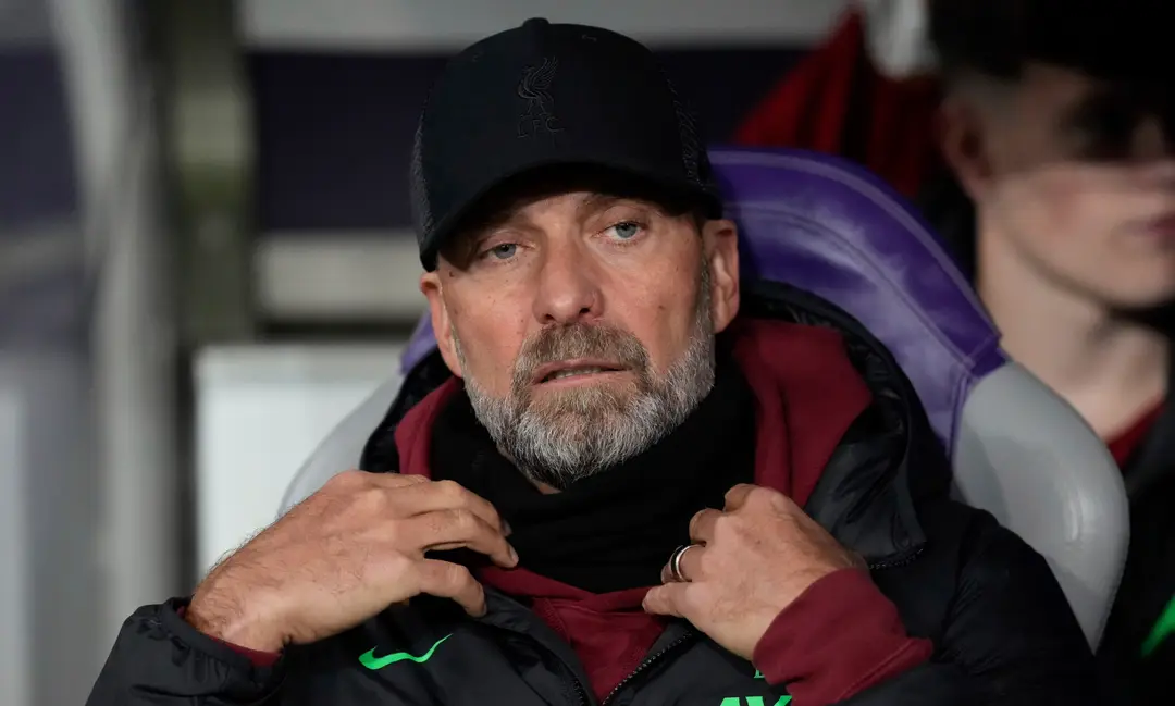 Na archívnej snímke z 9. novembra 2023 tréner Liverpoolu Jürgen Klopp pred štartom zápasu E-skupiny Euróspkej ligy.