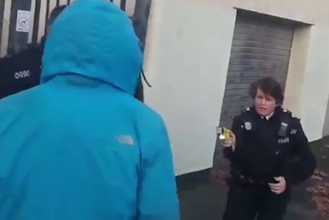 Policajtka spacifikovala muža elektrickým paralyzátorom.