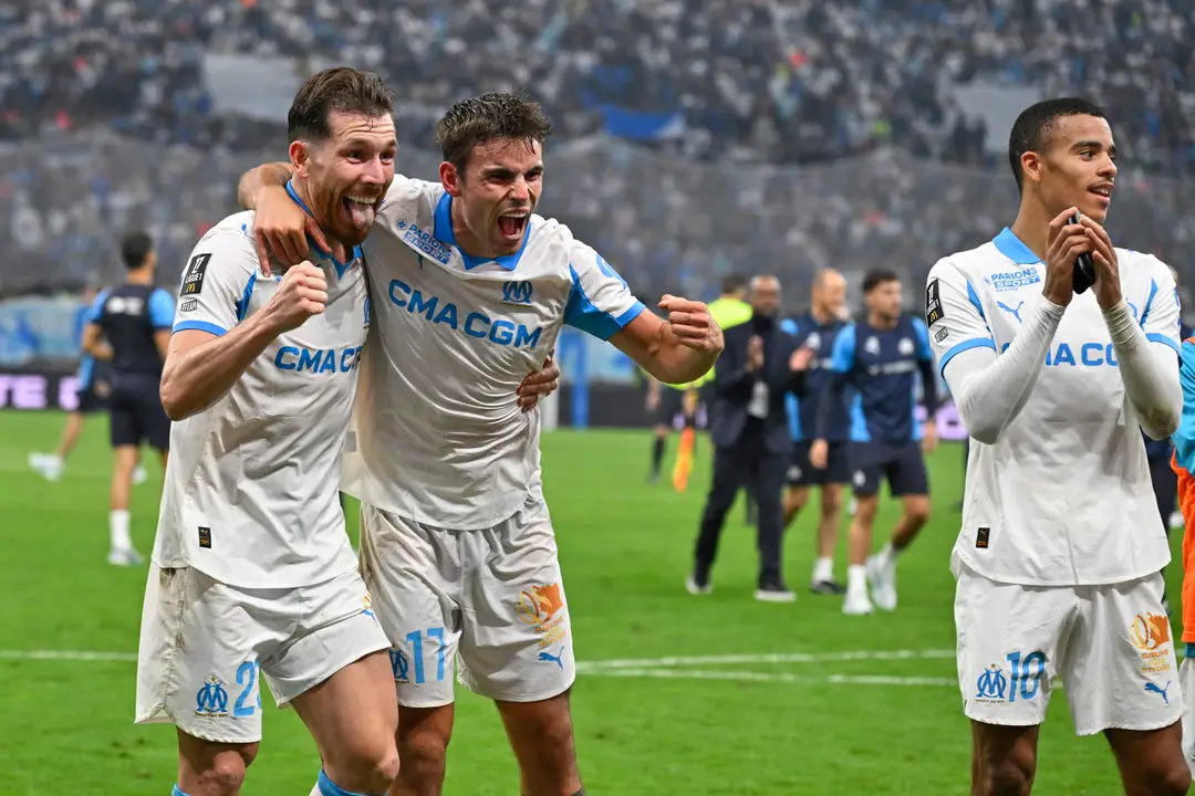 Hráči Olympique Marseille oslavujú gól.