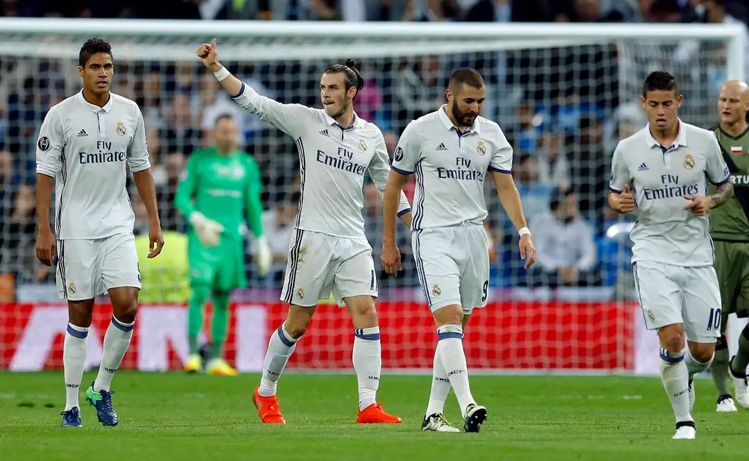 Gareth Bale z Realu Madrid (v strede so zdvihnutou rukou) sa teší z gólu do siete Legie Varšava v LM.