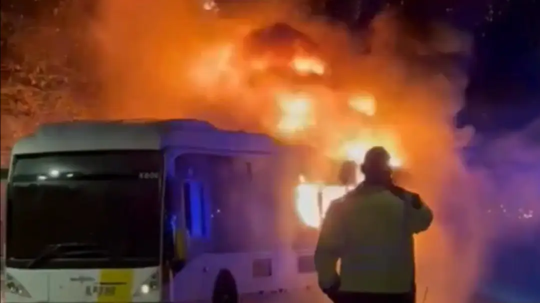 Autobus s fanúšikmi začal horieť. (cropped)