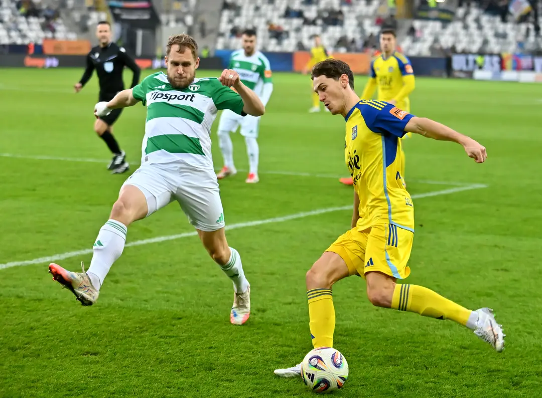 Na snímke zľava Lukáš Fabiš (Skalica) a Matej Madleňák (Košice).