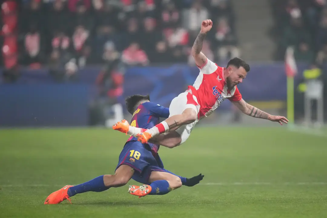 Na snímke hráč Slávie Vasil Kusej (vpravo) a hráč Barcelony Gerard Martin.