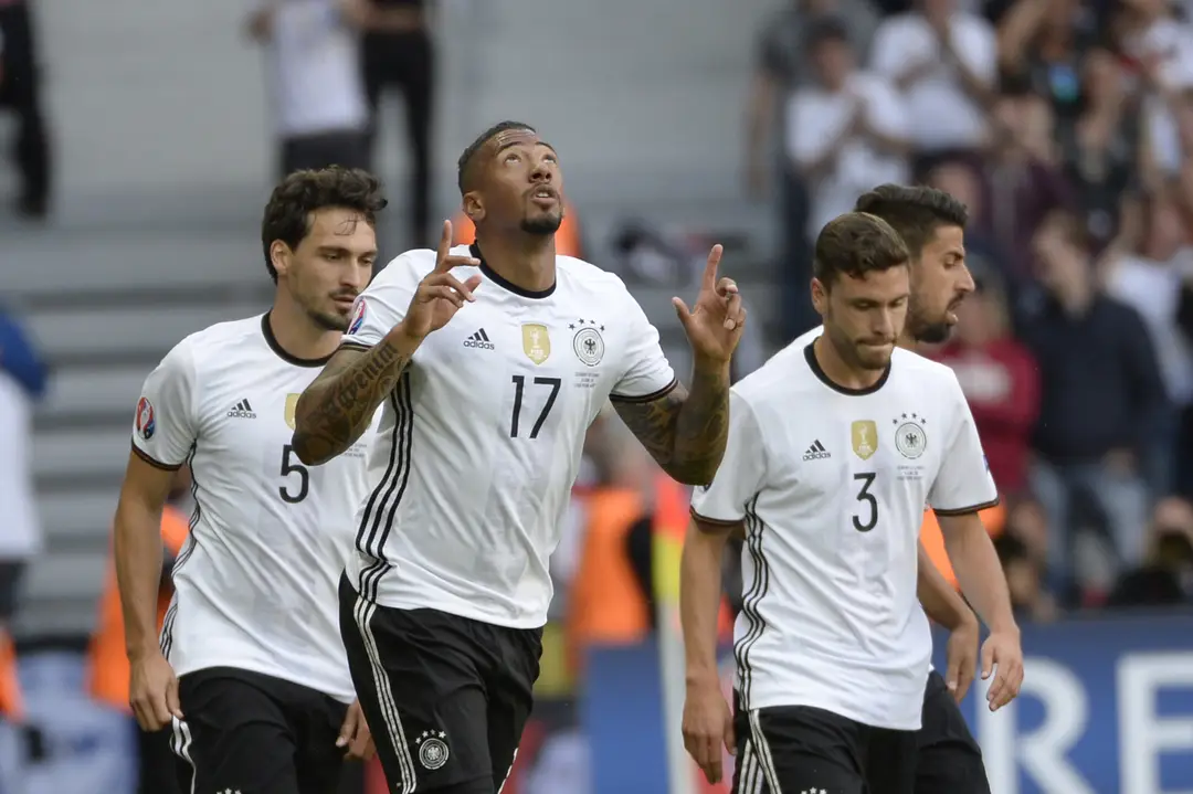 Na snímke uprostred Jerome Boateng (Nemecko) sa raduje po góle na 1:0 , vľavo Mats Hummels a vpravo Jonas Hector.