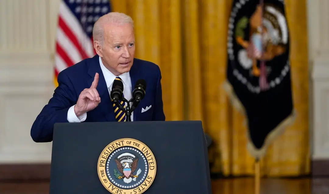 Americký prezident Joe Biden hovorí počas tlačovej konferencie.
