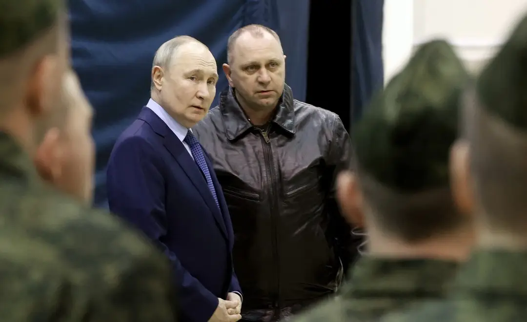 Ruský prezident Vladimir Putin počas  jeho návštevy Požarského komplexu múzeí v ruskom meste Toržok, v Tverskej oblasti.