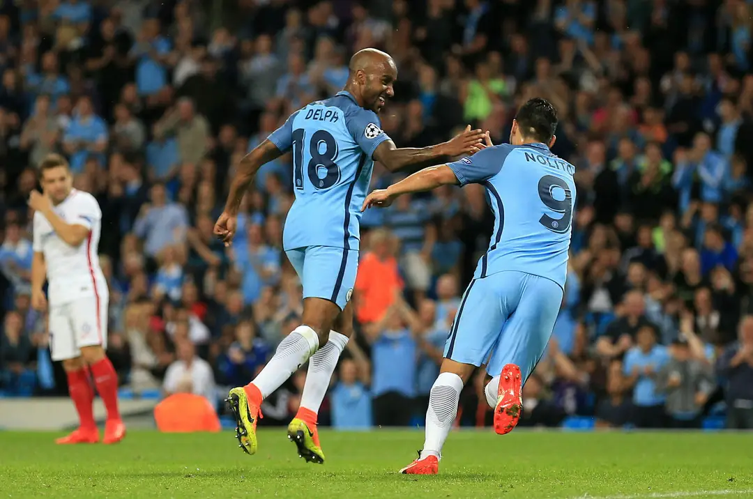 Fabian Delph z Manchesteru City oslavuje úvodný gól do bránky Steaua Bukurešť v odvete play off Ligy majstrov.